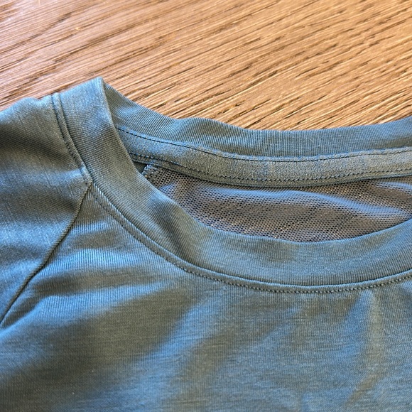 Athleta Girl tee in aqua/teal, size S/7 - Picture 3 of 6